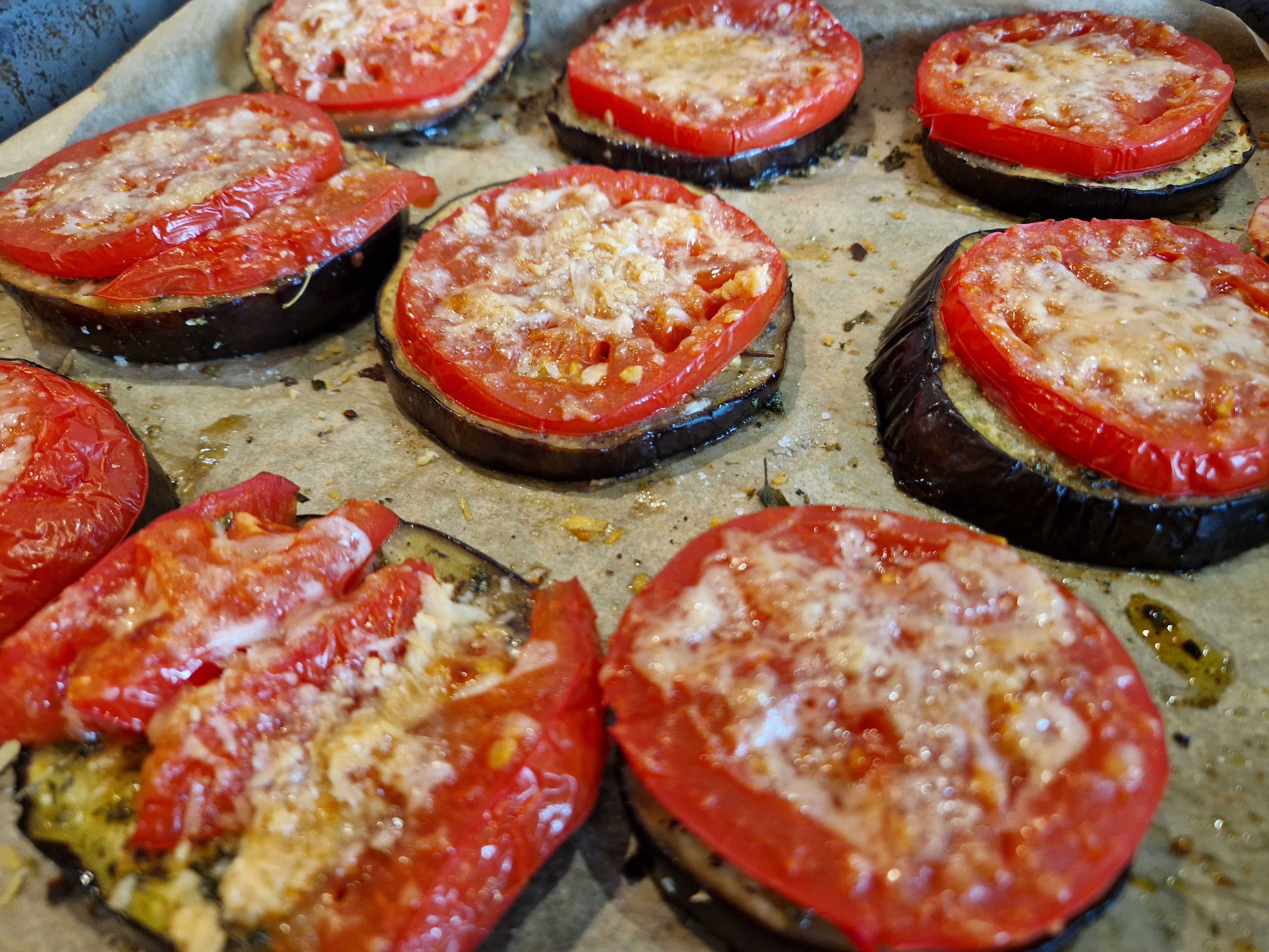 Bakłażany pieczone z pomidorami parmezanem